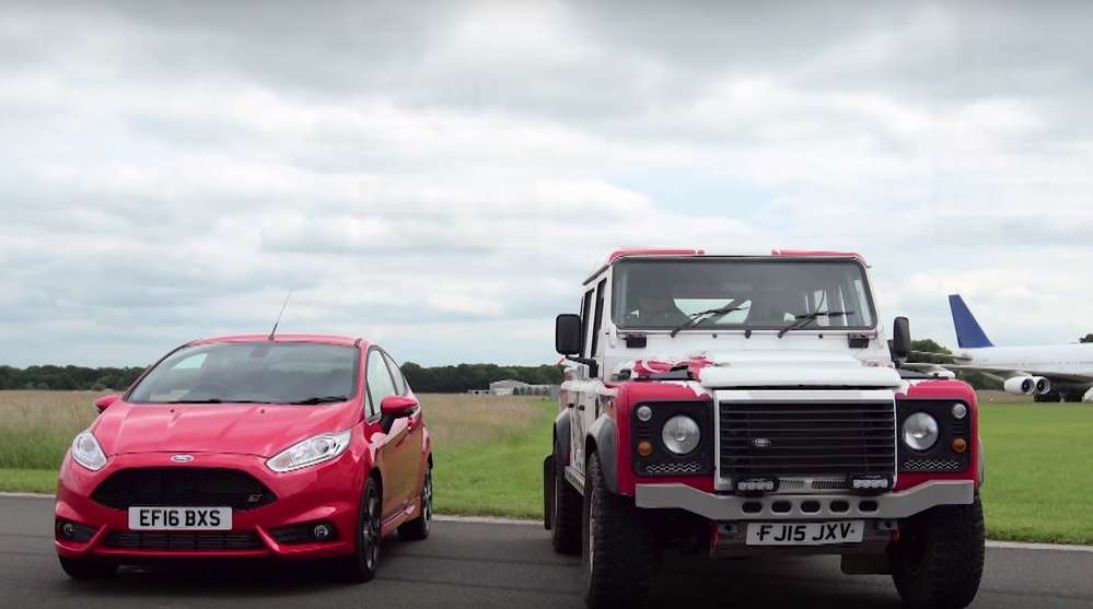 Невероятная дуэль: Ford Fiesta ST против… Land Rover Defender