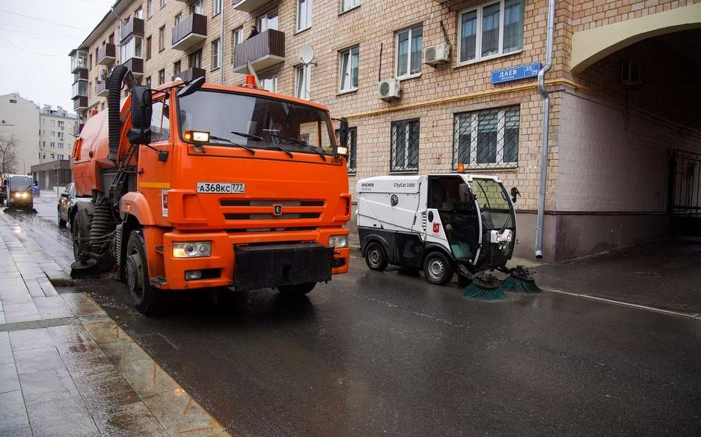 Уборочная машина в Даевом переулке Москвы