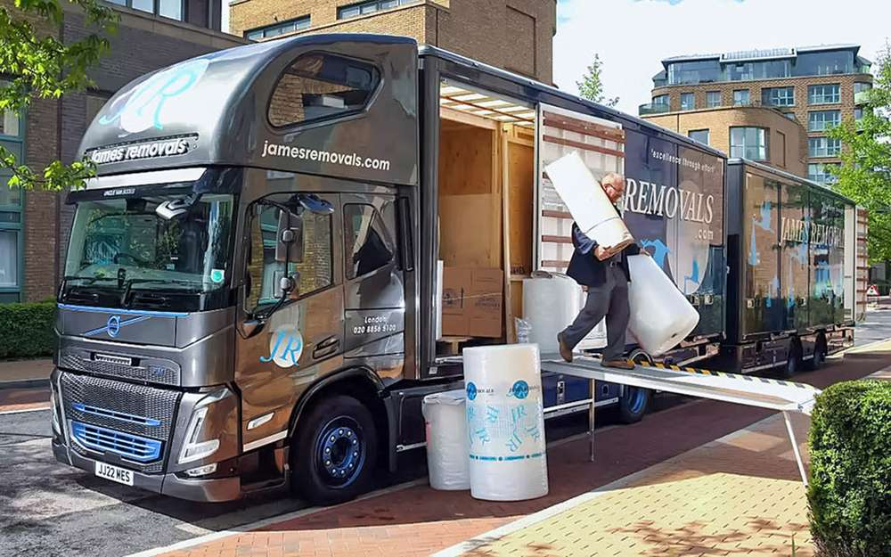 Так выглядит Volvo FM для перевозки грузов и грузчиков