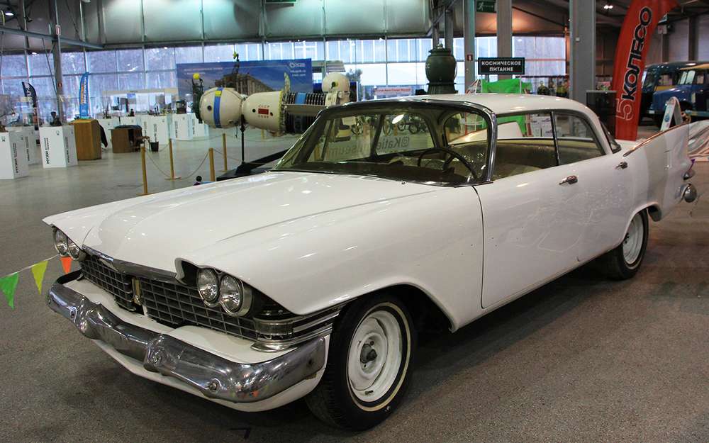 Как это часто бывает, один из самых интересных автомобилей выставки остается незамеченным посетителями. Знакомый многим по экранизации Стивена Кинга «Кристина» седан Plymouth Fury 1959 года...