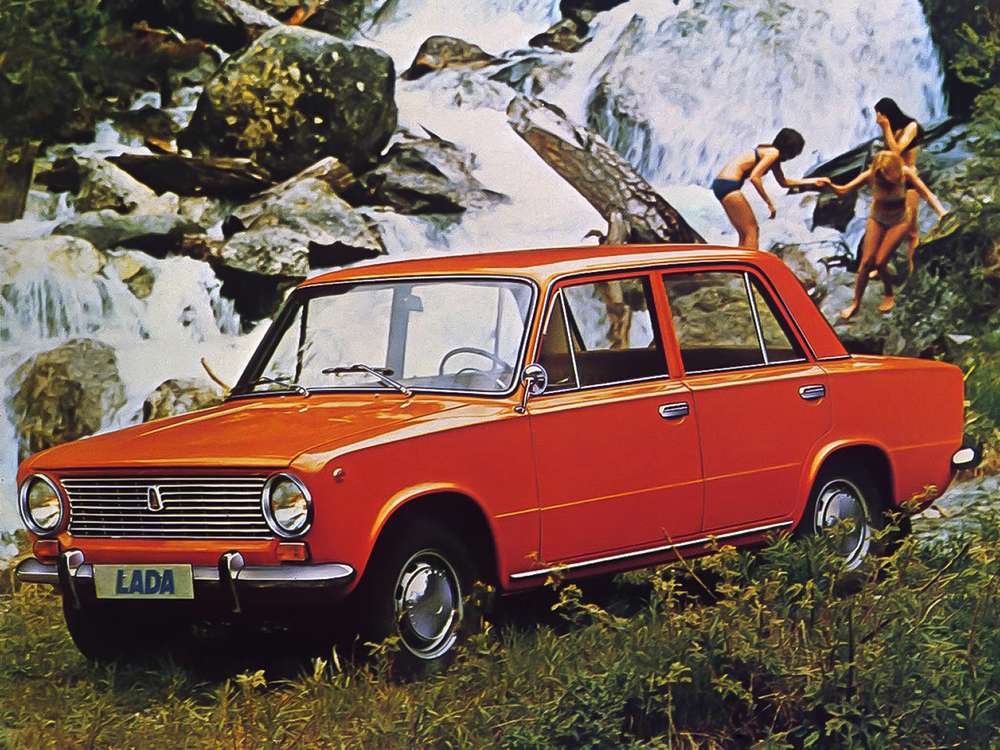 И снова автоэкспортная реклама и еще одна красная машина, ВАЗ-2101 (бампер с «клыками», нет прорезей под решеткой радиатора и т.д.), в начале 70-х годов появившаяся за рубежом под маркой Lada. А на заднем плане резвятся уже три красотки.