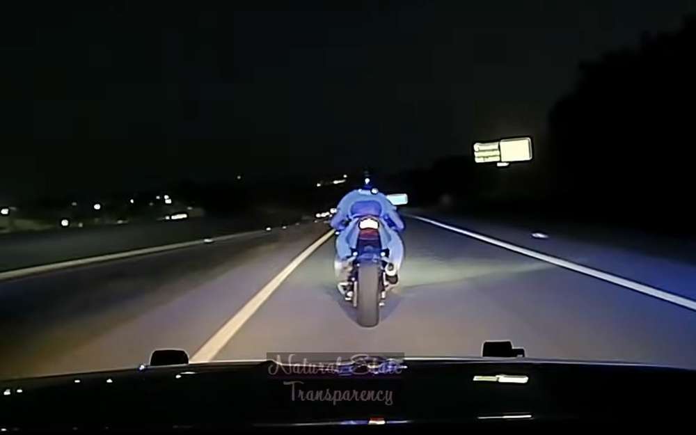 Погоня за мотоциклистом со скоростью 225 км/ч - видео