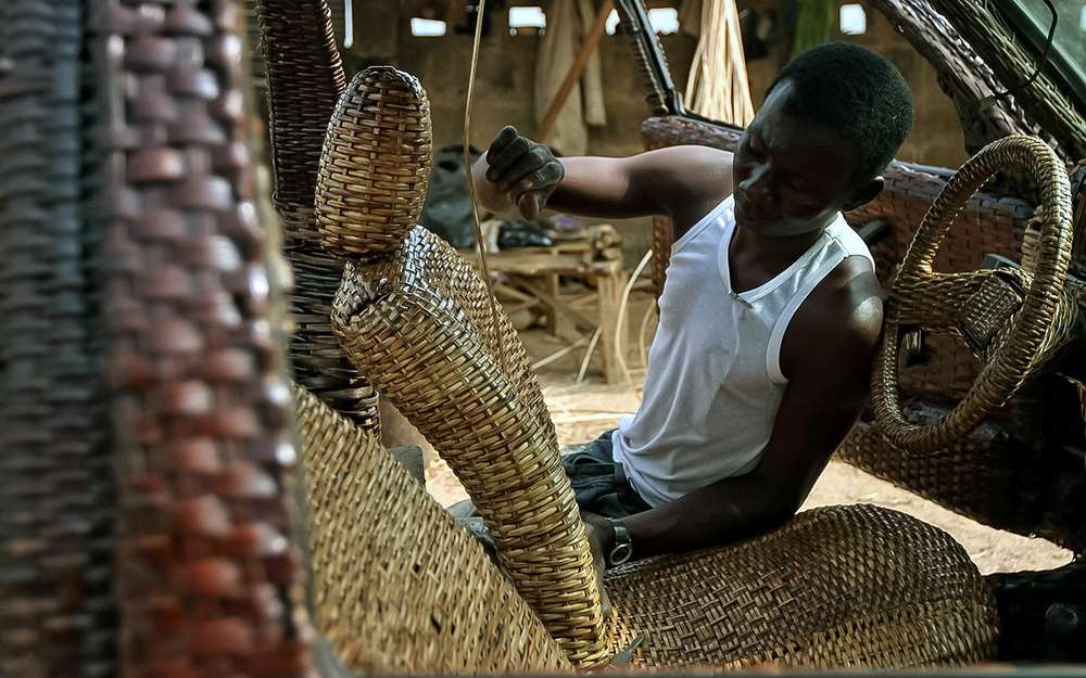 Мастер Оджио Обании из Нигерии сплел кузов для старенького Фольксвагена из пальмовых волокон.