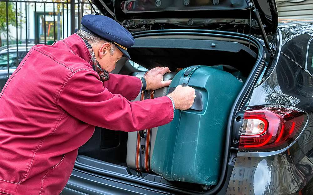 Установить чемоданы вертикально в багажник Renault Kaptur не получается.
