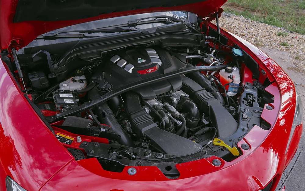 Гордость Quadrifoglio скрыта под капотом - битурбомотор V6 модели F154 от Ferrari.