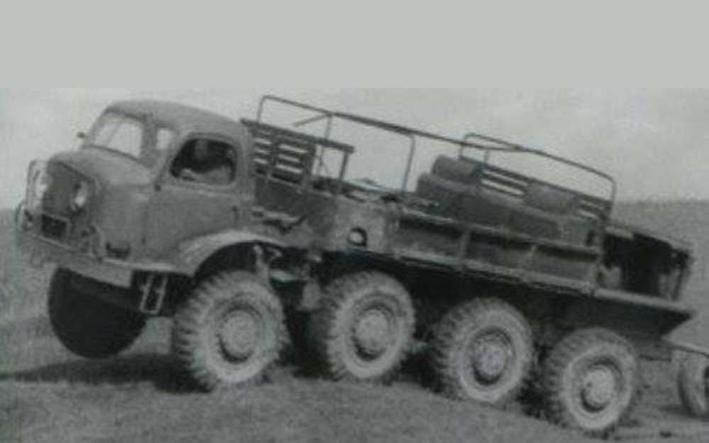 ЭАТЭ‑1 - экспериментальный артиллерийский тягач 1950 года с электрической трансмиссией.
