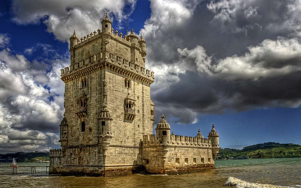 Башня Белен, или же Торри-ди-Белем, - 35-метровый форт на острове реки Тежу недалеко от центра Лиссабона. Построена в 1515-1521 годах Франсишку ди Аррудой в честь открытия Васко да Гамой морского пути в Индию. Одновременно служила крепостью, пороховым складом, тюрьмой и таможней. И сюда придется отстоять очередь, а вход будет платным. Бесплатен он только в каждое первое воскресенье месяца.