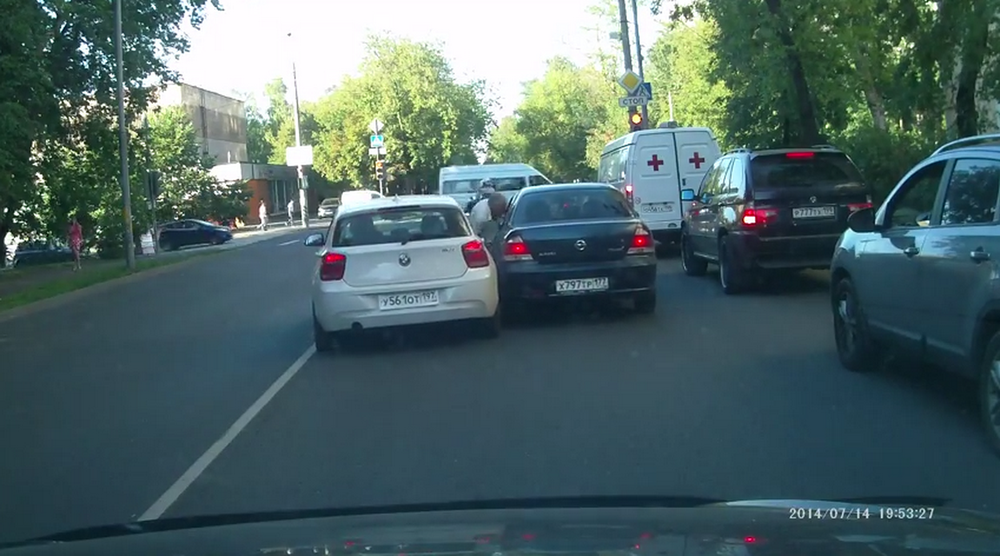 Видео расправы водителя BMW над пожилым автомобилистом взорвало Интернет