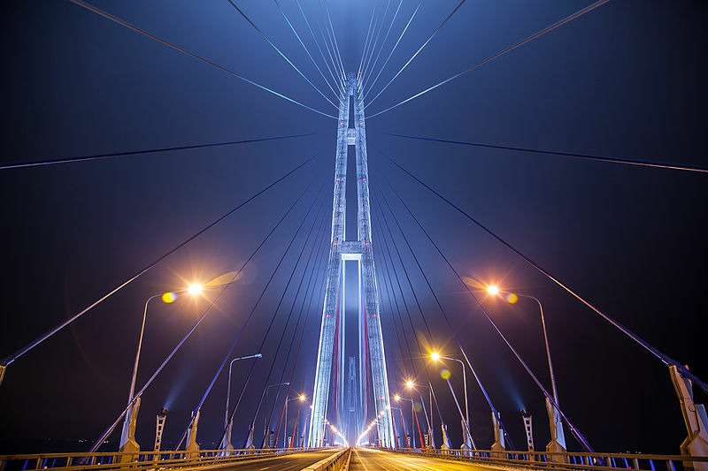 Мост на остров Русский, имеющий самый большой в мире пролет среди вантовых мостов, был построен в предельно сжатые сроки - за 3 года вместо обычных 7-10 лет, и обошелся в 34 млрд руб.