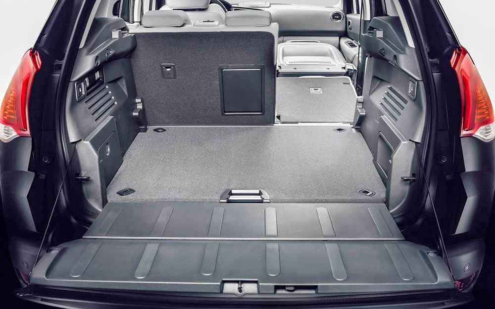 Задняя дверь двухсекционная. При заявленном объеме багажника 432 л сложенный задний ряд дает ровный пол и свыше полутора кубометров пространства для поклажи.