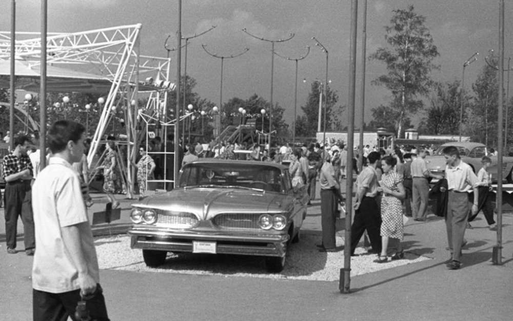 Американская выставка 1959 года в Сокольниках. На первом плане Pontiac Bonneville.