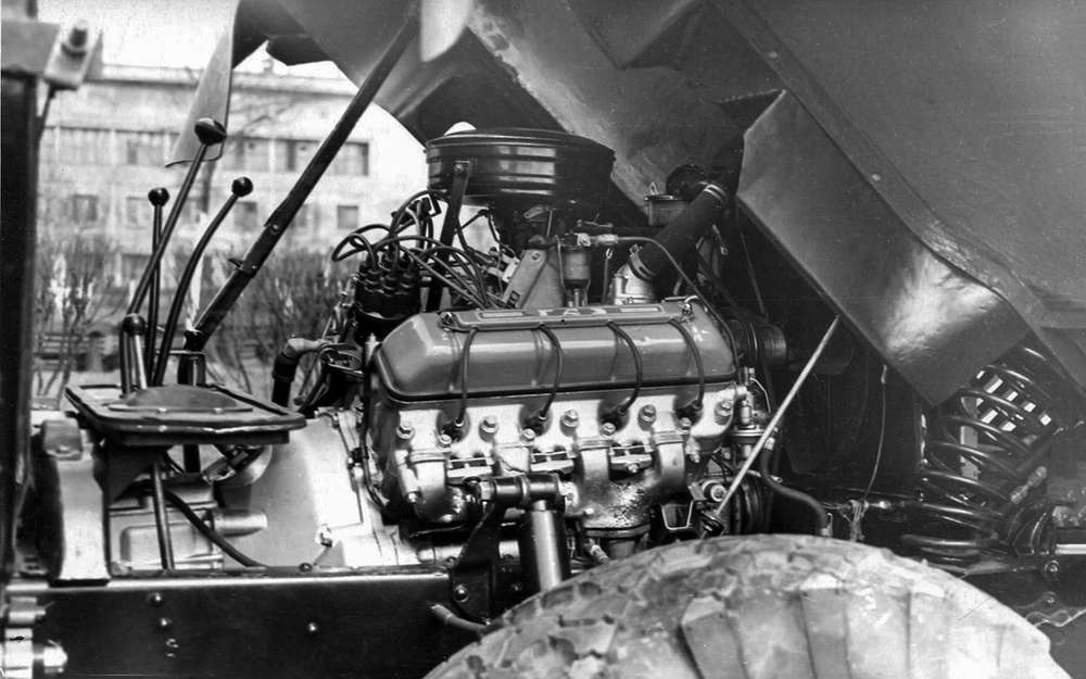 Двигатель V8 4.25 л - под кабиной полноприводного ГАЗ‑66.